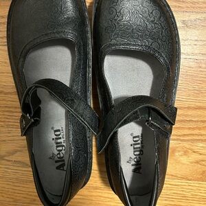 Alegria shoe size 38 Black embossed.  Beautiful and comfortable!